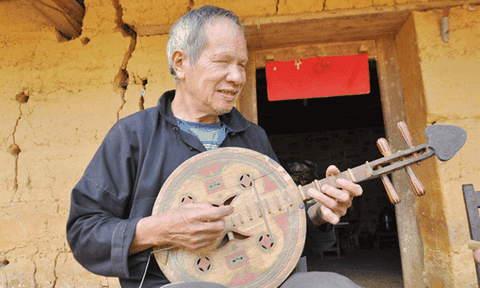 Kỳ nhân nhìn đường bằng… mũi chân và chơi đàn 'không cần nhìn' nốt nhạc... 