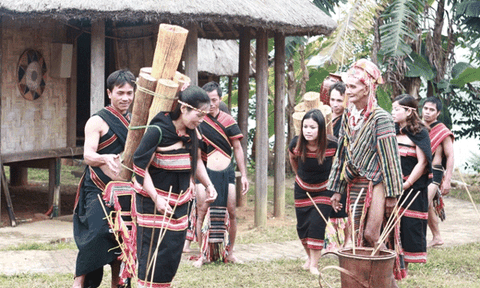 "Củi hứa hôn" và phong tục cưới hỏi của người Giẻ Triêng