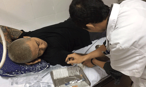 Tuấn Hưng kiệt sức, ngất xỉu sau đêm diễn