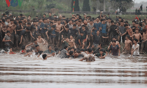 Lễ hội méo mó, người dân hành xử theo tâm lý đám đông