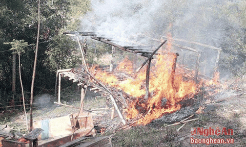 Ngôi nhà của vợ chồng tật nguyền bị cháy rụi giữa ban ngày