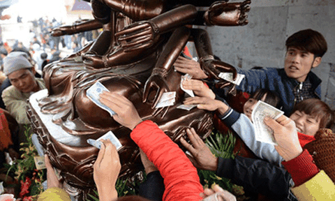 “Đặt tiền lẻ ở chân tượng Phật khác gì đút lót để được lợi lộc“