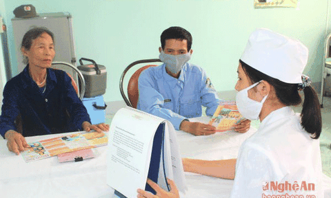 Chồng hút thuốc, vợ 'gánh' ung thư