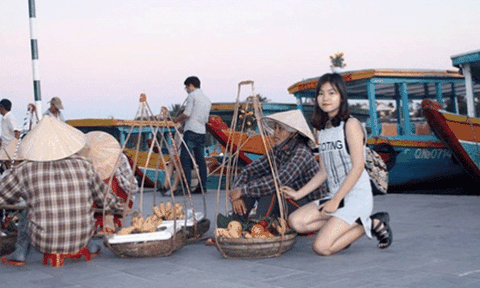 Phố cổ Hội An đẹp lạ lùng từ những gánh hàng rong