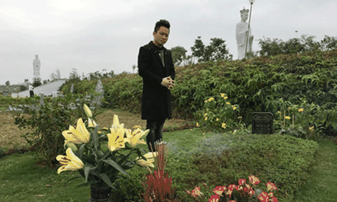 Tùng Dương xúc động hát “Hoa ban trắng” bên mộ Trần Lập 