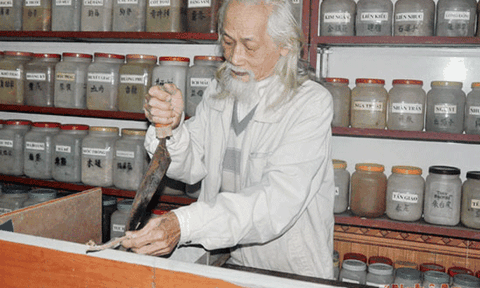 Lương y rèn nghề trong 'địa ngục trần gian' Phú Quốc