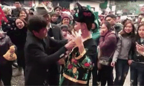 Đua nhau nhét tiền vào ngực cô đồng: 'Mấy người dở hơi' 