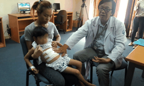 Kỳ lạ: Bé gái suýt chết vì mắc hội chứng thích ăn tóc