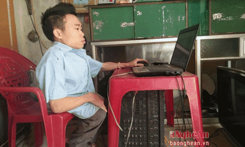 Nghị lực vượt khó của chàng trai 'cao' 1 mét