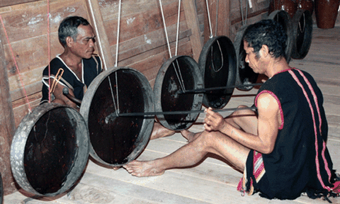 Trống thiêng nhớ hồn chiêng 