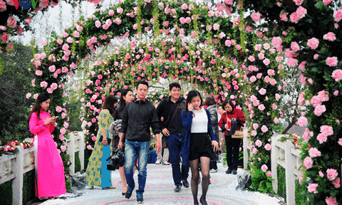 Vừa khai mạc, lễ hội hoa hồng Bulgaria bị chê tơi tả