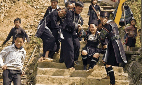 Người Mông lên tiếng về clip kéo vợ trên mạng xã hội