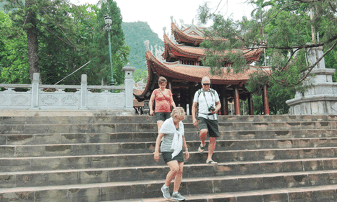 Xóa bỏ cách Ăn mặc phản cảm nơi tâm linh: Nhập gia phải tùy tục