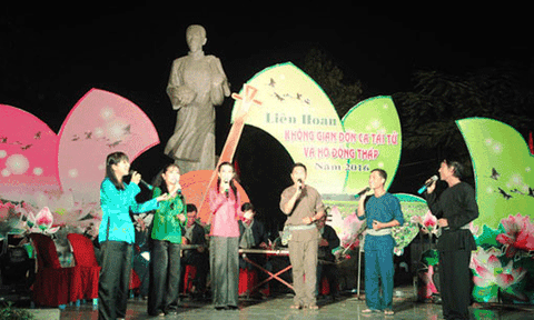 Chuyện đờn ca ở đất sen hồng