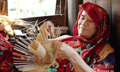 Dị nhân 44 năm không tắm, không mặc quần áo