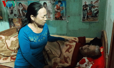 Nữ y tá 15 năm tự nguyện chăm sóc bà mẹ đơn thân