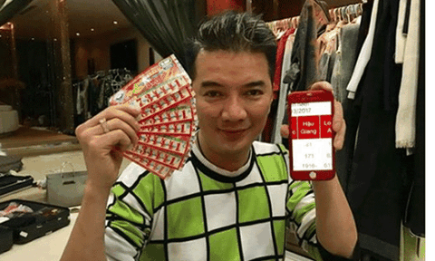 Mua 134 vé số giúp bà cụ 80 tuổi, Đàm Vĩnh Hưng khoe trúng lớn