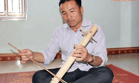 Người đàn ông vùng cao chơi thành thạo gần 10 nhạc cụ
