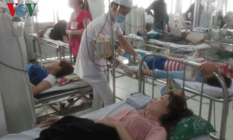 Sau bữa trưa, hơn 70 công nhân phải nhập viện cấp cứu