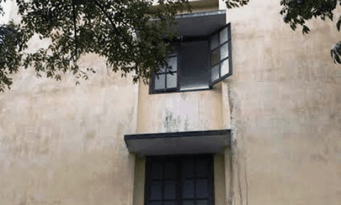 Rơi từ tầng 3 bệnh viện, bé 3 tuổi thoát chết hi hữu 