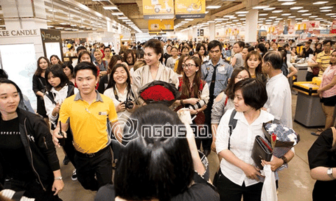 'Soái tỷ' Thanh Hằng khiến cả trung tâm thương mại náo loạn 