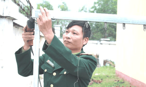 Lính tăng tự chế giá phơi quần áo sử dụng năng lượng mặt trời