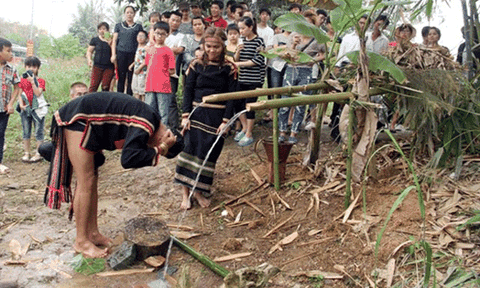 Cấm tắm 3 năm vì tòm tem vợ người khác