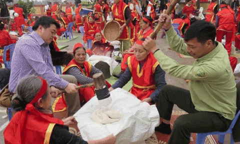 Làm bánh dầy to kỷ lục dâng Lễ hội đền Độc Cước