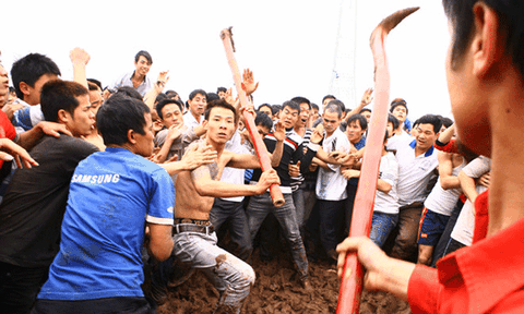 Ứng xử thế nào với lễ hội phản cảm