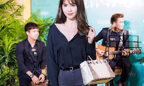 Ngọc Trinh xách túi da cá sấu trắng hơn 2 tỷ đi sự kiện