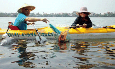 Khách Tây trả 10 USD để được vớt rác: Nhiều rác quá! 