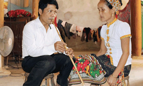 Xem 'cặp đôi hoàn hảo' người Khơ mú hát tơm