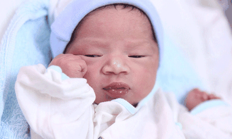 Bé gái bị bỏ rơi ở bệnh viện gặp lại bố mẹ