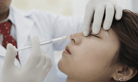 Hoại tử mặt sau khi tiêm chất làm đầy ở spa không phép 