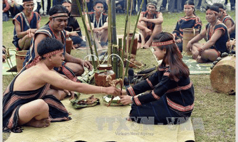 Con trai Gia Rai biết đan gùi không lo 'ế vợ' 