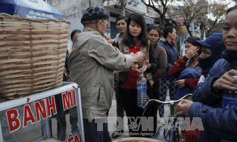 Thùng bánh mì từ thiện của cụ ông 87 tuổi 