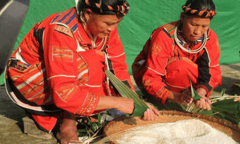 Người Pà thẻn kiêng mời khách ăn ốc nhồi 