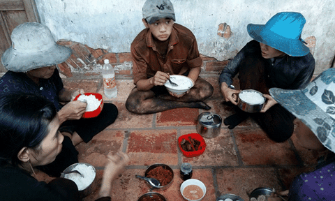 Cực nhọc những phụ nữ mưu sinh ở làng nghề hầm than truyền thống