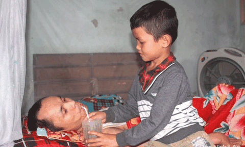 Xót lòng bé trai lớp 2 chăm bố liệt giường