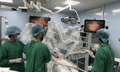 Lần đầu phẫu thuật ung thư dạ dày bằng Robot