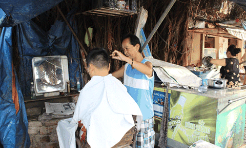 Người cắt tóc gần nửa thế kỷ dưới gốc đa 600 tuổi 