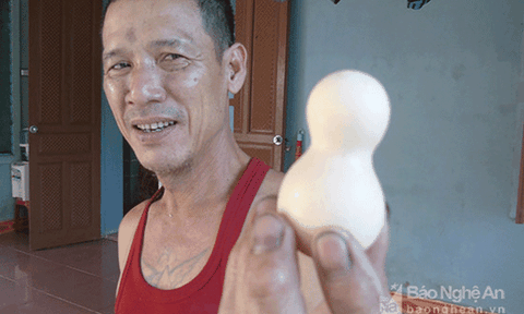 Kỳ lạ trứng gà có hình hồ lô