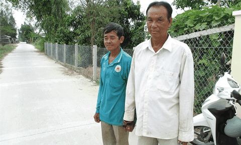 Tự nguyện hiến cả đất nền nhà làm đường nông thôn