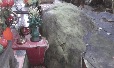 Phiến đá lạ có khả năng mang may mắn đến cho cả làng 