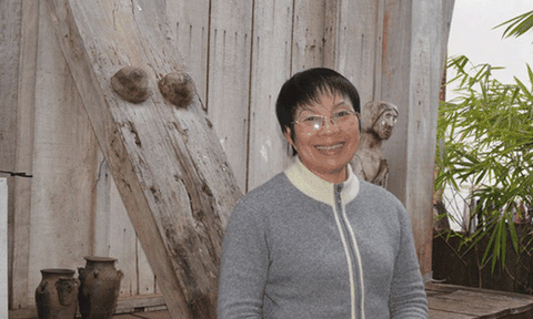 Những bộ ngực đàn bà trên cầu thang của người Ê đê