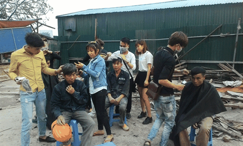 Cắt tóc từ thiện cho công nhân, việc làm ý nghĩa của giới trẻ 