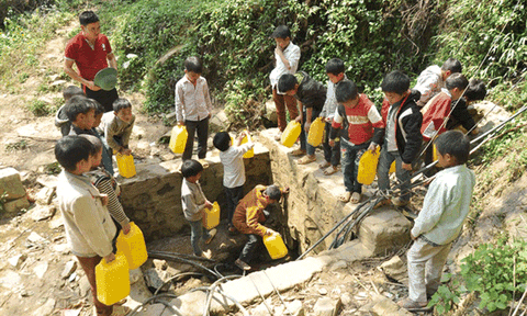 Nhói lòng chứng kiến ở nơi mùa hanh khô, thầy và trò tuần chỉ được tắm một lần