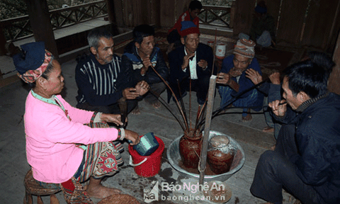 'Độc chiêu' bắt cá bằng bã rượu