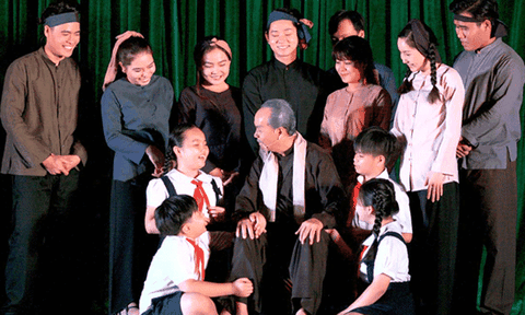 Vở kịch Dấu xưa lưu diễn phục vụ khán giả thành phố 