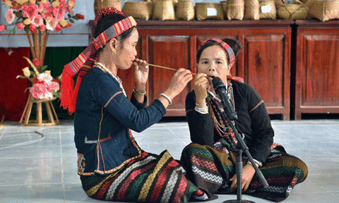 Hát dân ca trong đám cưới của người Bru - Vân Kiều